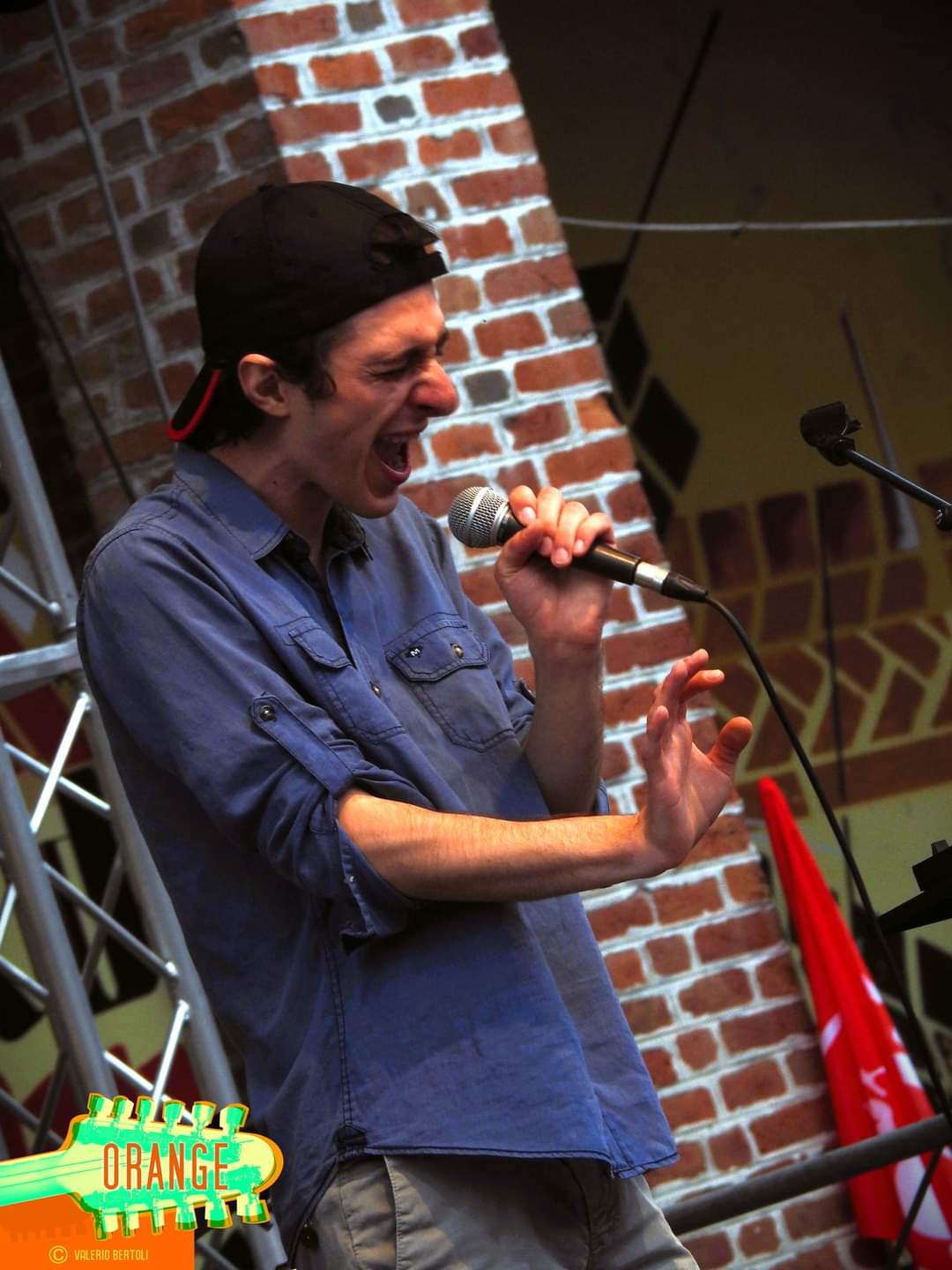 Francesco Perego che canta dal vivo