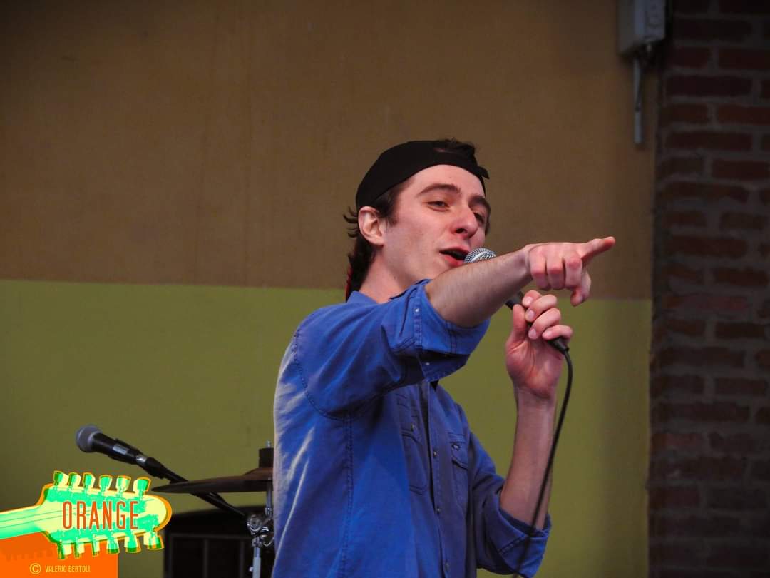 Francesco Perego che interagisce con il pubblico